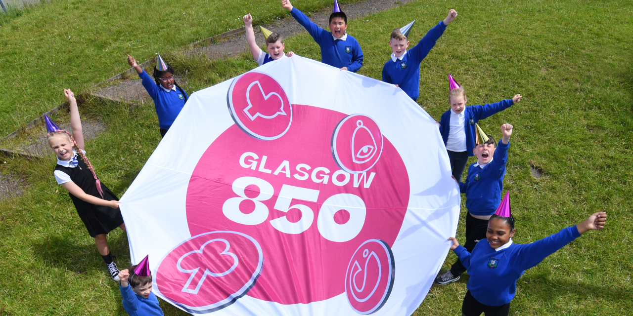 Children from Saracen Primary help launch the Glasgow850 brand.