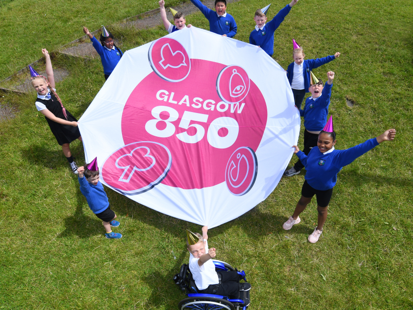 Children from Saracen Primary help launch the Glasgow850 brand.