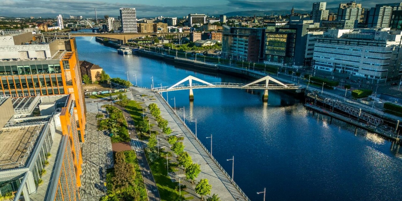 The bright blue ribbon of the River Clyde slices between the Buchanan Wharf development on the left and the Broomielaw on the right. The Squiggly Bridge and the Kingston Bridge both cut across the River.