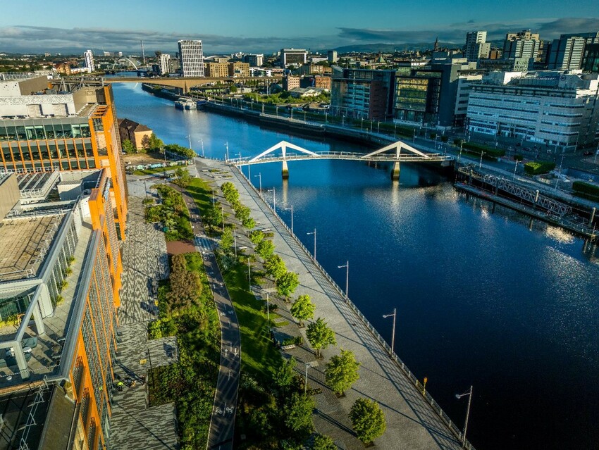 The bright blue ribbon of the River Clyde slices between the Buchanan Wharf development on the left and the Broomielaw on the right. The Squiggly Bridge and the Kingston Bridge both cut across the River.